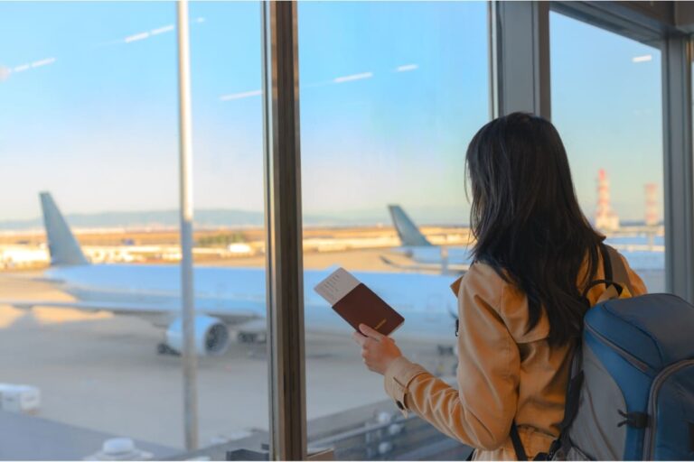 Mulher em aeroporto se perguntando como saber se tenho milhas.