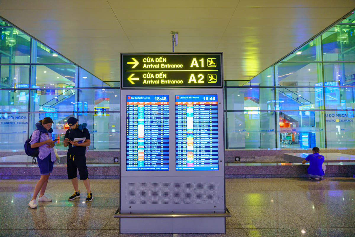 Quadro de embarques, desembarques, cancelamentos e overbooking em um aeroporto