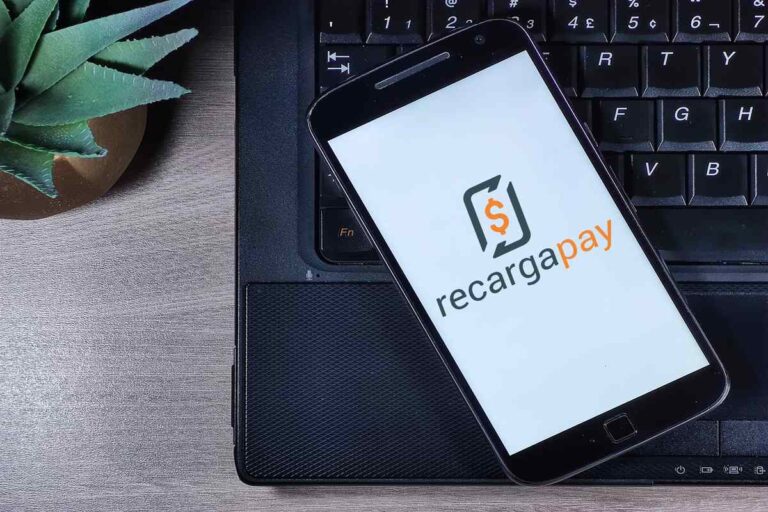 Logo do RecargaPay no smartphone