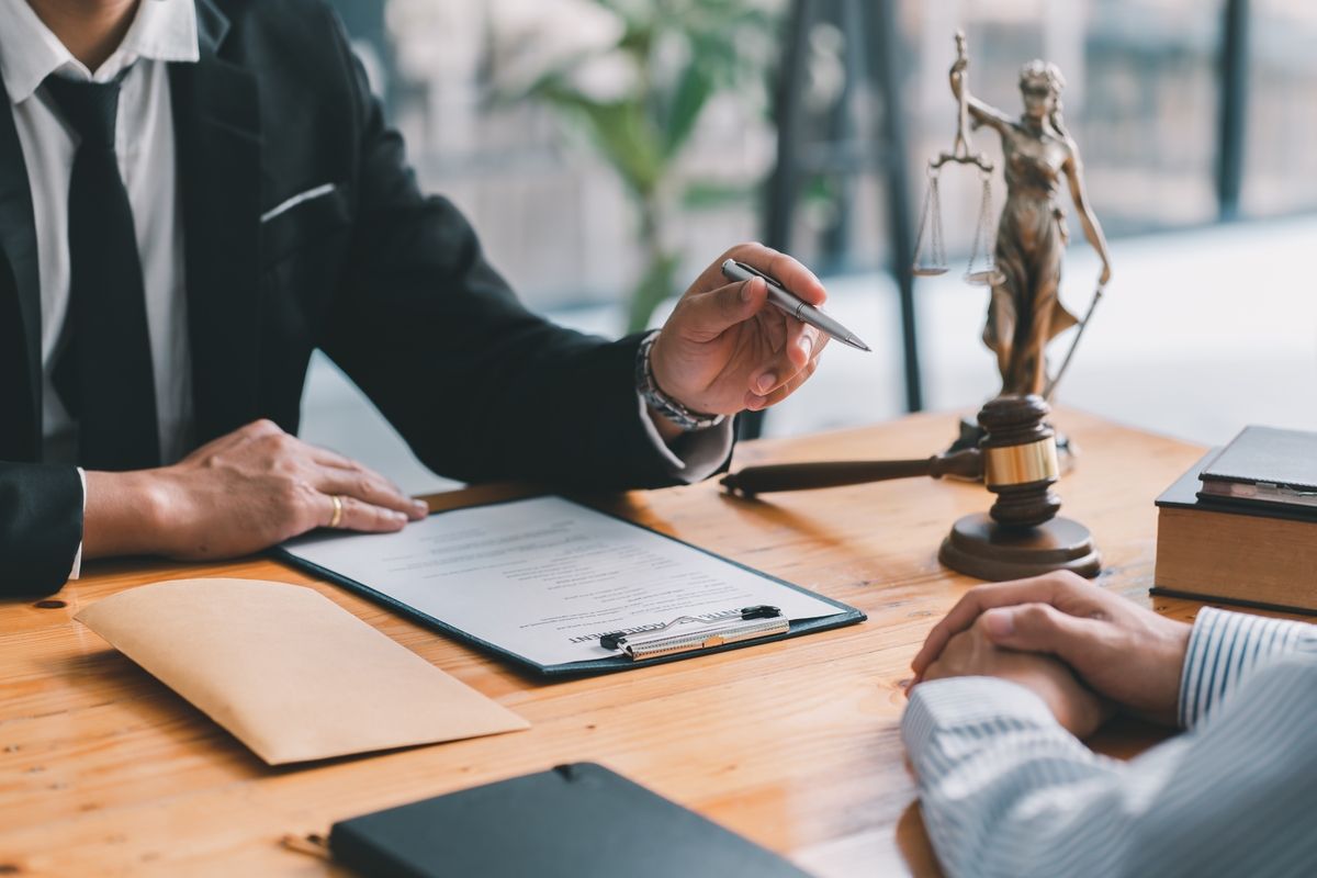 Homem em escritório de advocacia atendendo um cliente