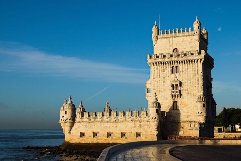 Visão panorâmica da Torre de Belém em um dia de sol