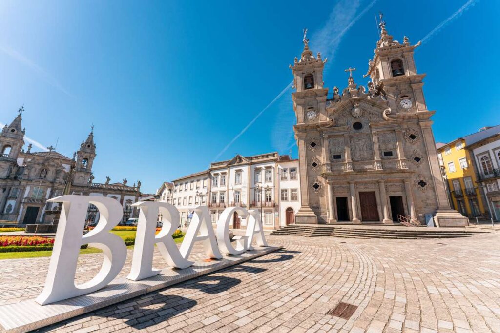 Entrada da igreja de Santa Cruz com letreiro da cidade de Braga na frente