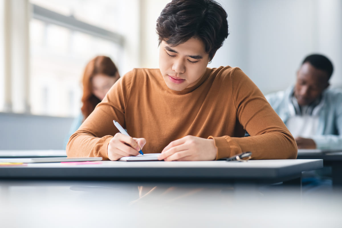 Candidato fazendo o teste TOEFL.