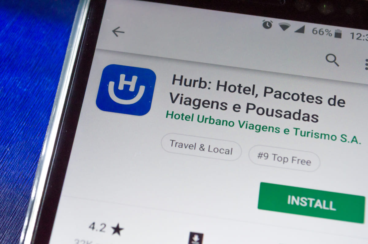 Celular com o aplicativo da Hurb aberto na playstore.