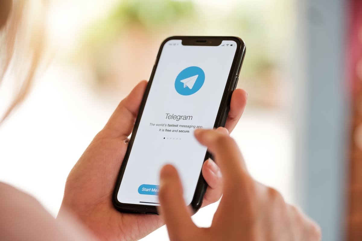 Mão segurando um telefone com o símbolo do aplicativo Telegram fora do ar pelo segundo dia seguido