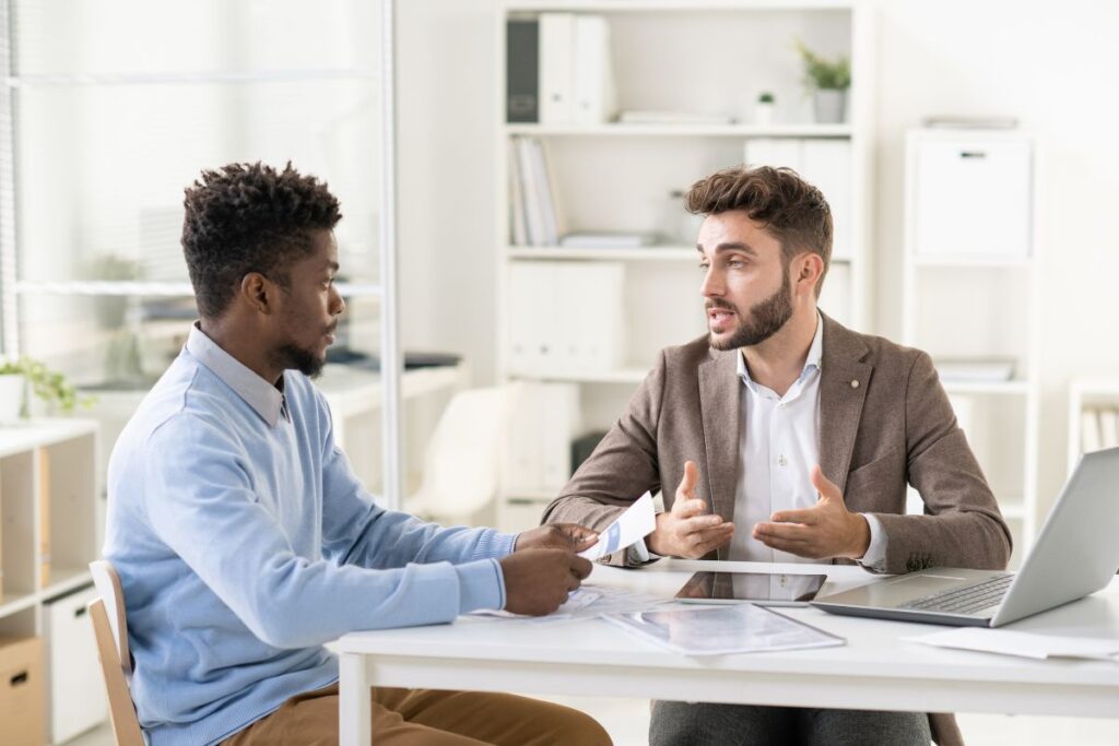 Contador conversando com cliente sobre como abrir MEI gratuito