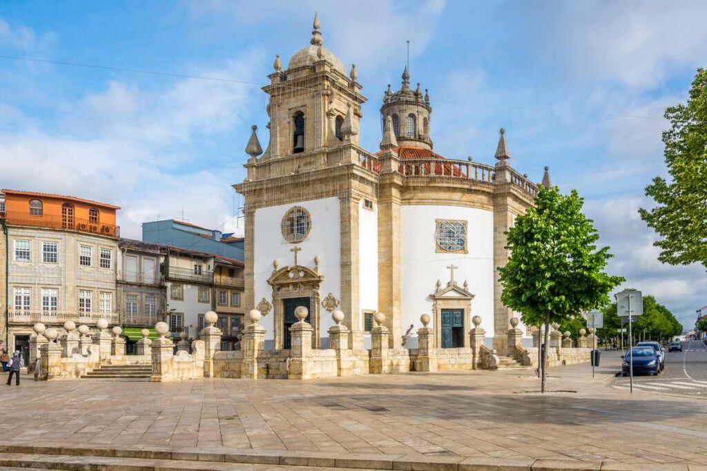 O templo do Bom Jesus da Cruz é um dos principais pontos turísticos da cidade. 