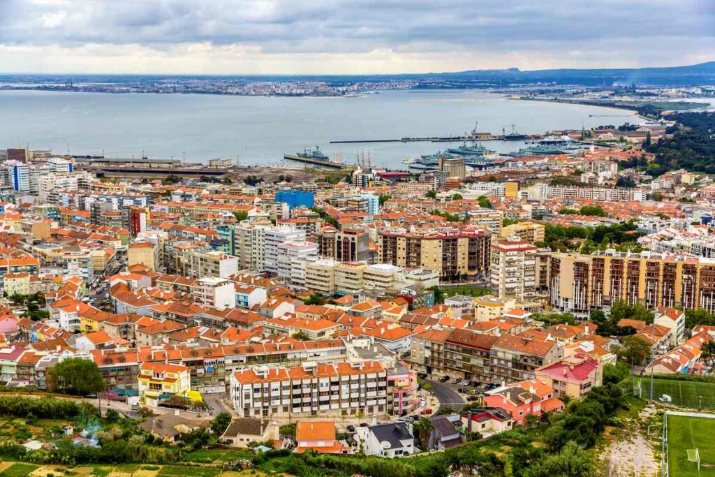 Conheça os principais bairros da cidade de Almada Portugal