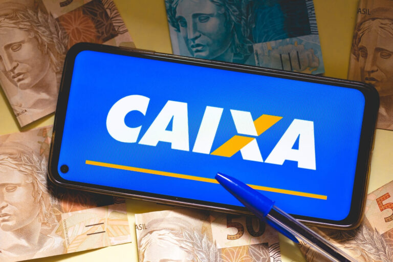 Imagem de uma celular com o símbolo da Caixa, representando que o banco vai cobrar tarifa PIX para empresas.