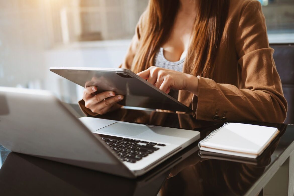 Mulher pesquisando no tablet como sacar dinheiro da Vakinha Online