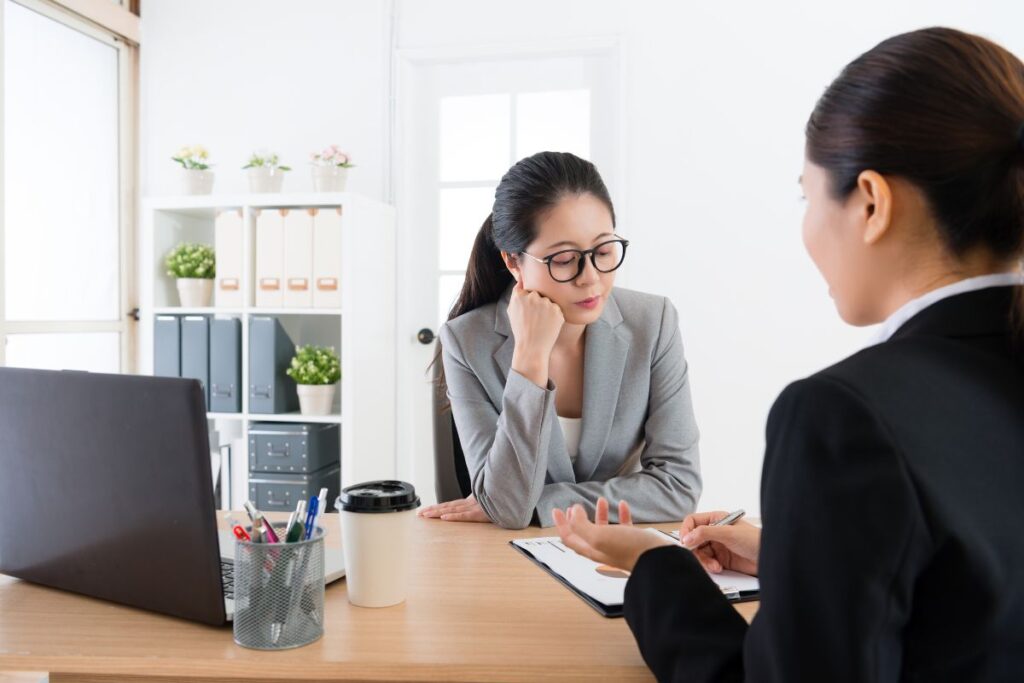 Trabalhadora japonesa conversando com supervisora sobre as leis trabalhistas no Japão.