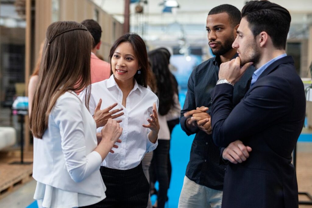 Participantes fazendo networking durante o Connected Smart Cities 2023