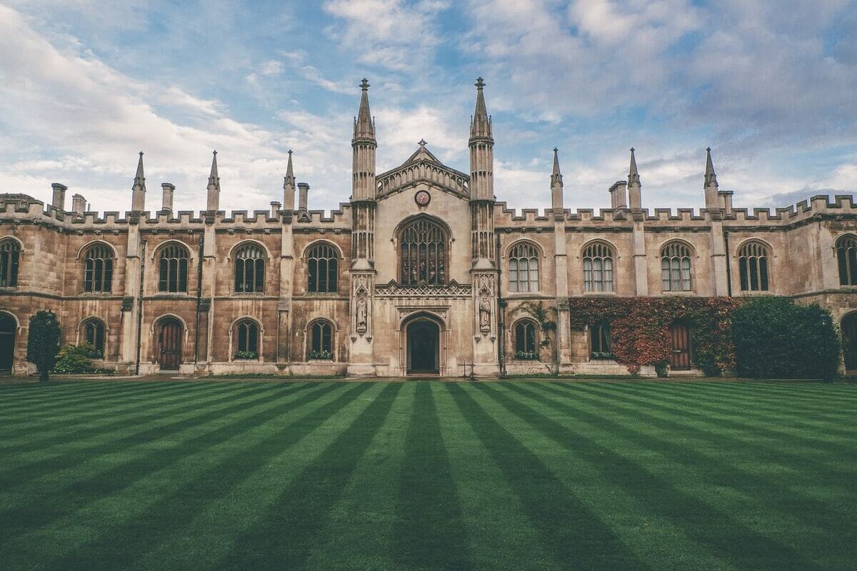 Fachada da Universidade de Yale.