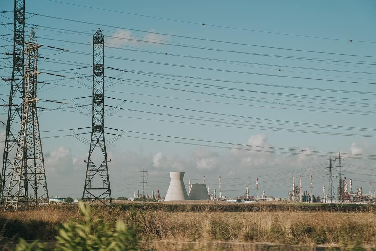 Rede elétrica no meio de um campo rural, responsável por prover carga de energia que caiu no apagão.