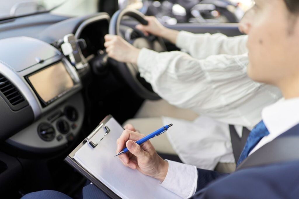 Mulher fazendo o teste prático para tirar a carteira de motorista no Reino Unido. 