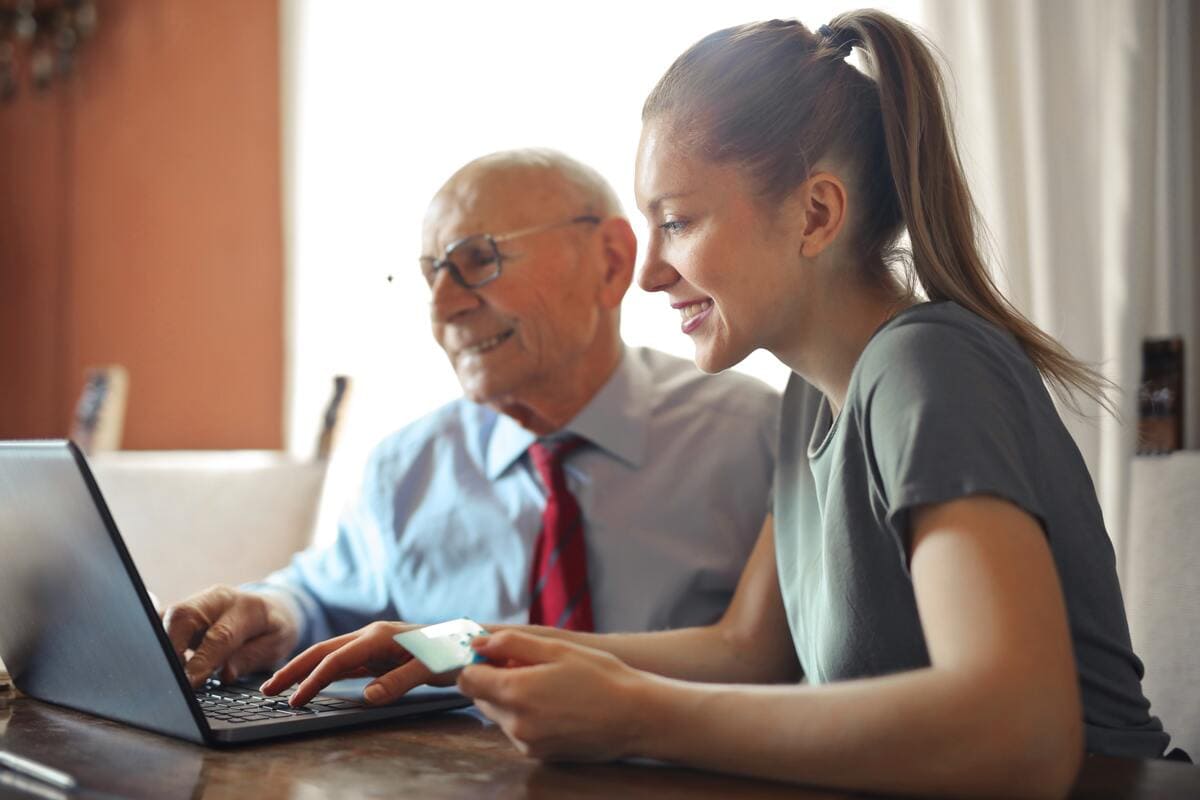 Um homem e uma mulher em frente a um computador pagando o Imposto Territorial Rural