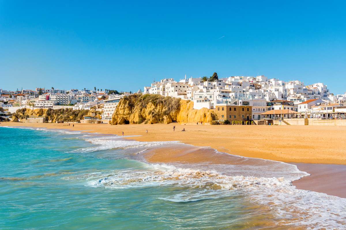 Visão panorâmica da praia e cidade de Albufeira Portugal.