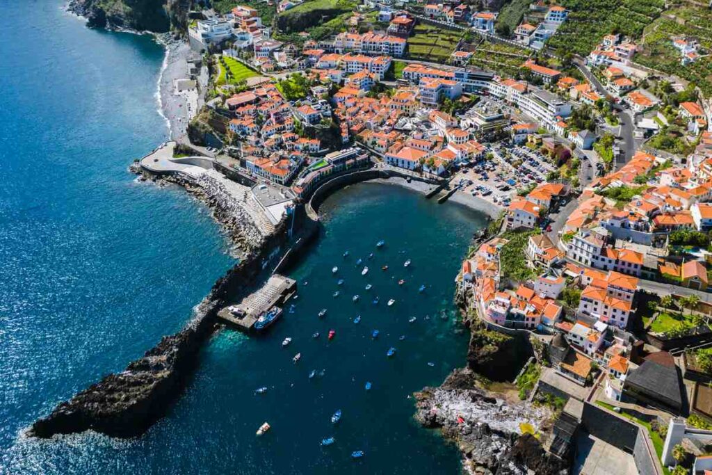 Visão panorâmica da Câmara de Lobos em um dia de sol.