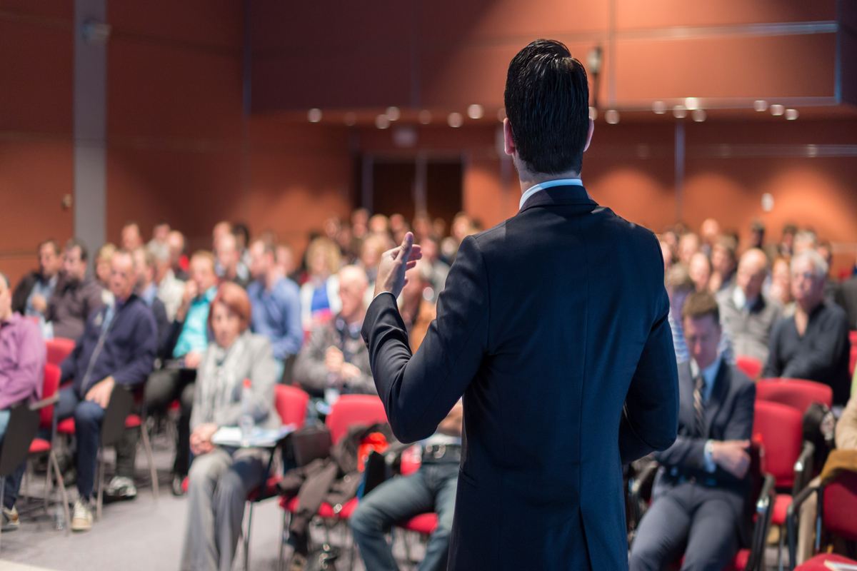 Palestrante durante evento corporativo.