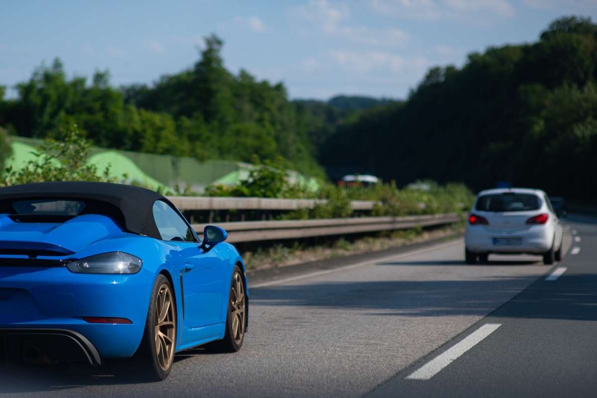 Carros esportivos em uma estrada alemã.