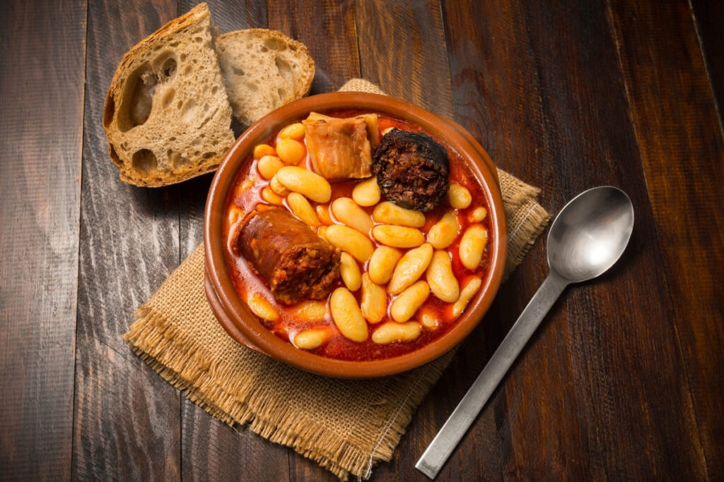 Fabada Asturiana servida em uma vasilha.