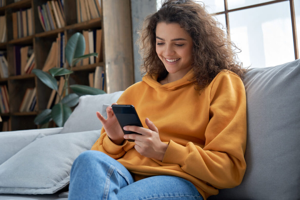 Mulher procurando jogos para ganhar dinheiro no celular.