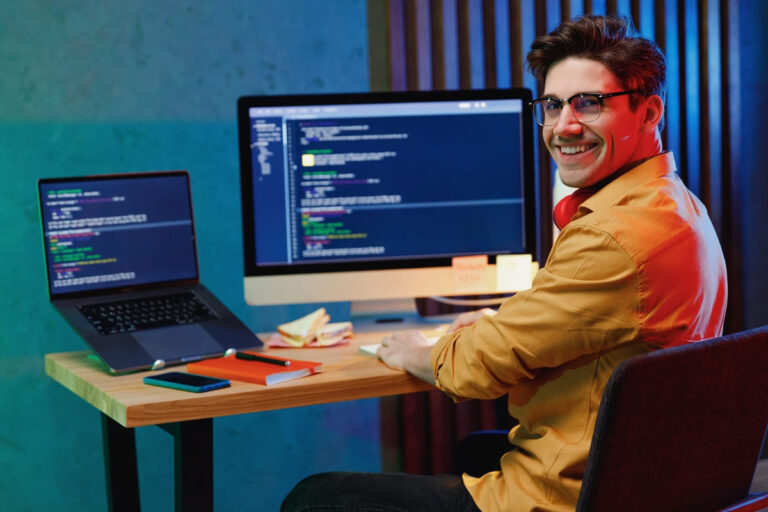 Homem estudando linguagem de programação