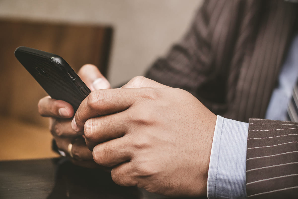 Homem pesquisando o que é NIS no celular.