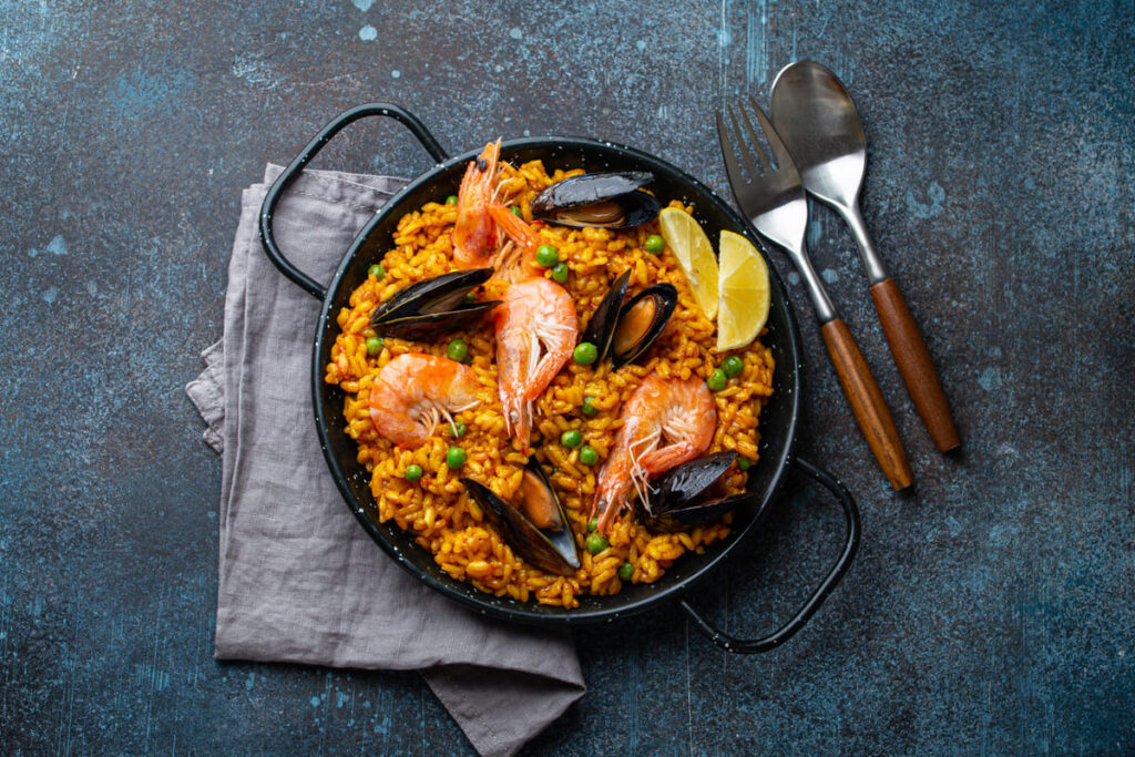 Paella sobre a mesa