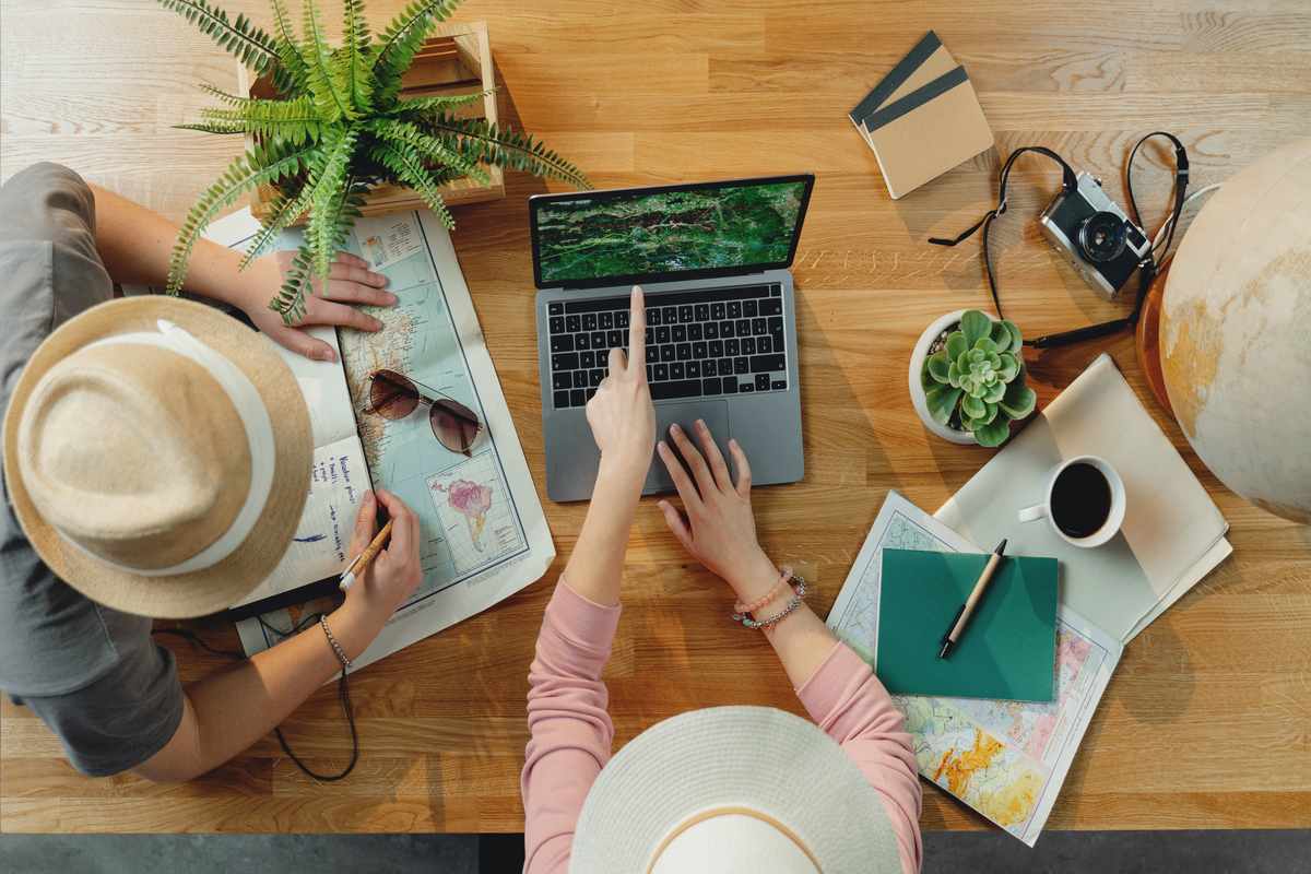 Homem e mulher acessando o site da Travel Tec Hub no escritório.