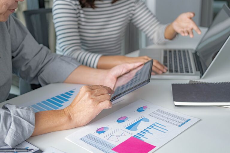 Homem e mulher planejando campanha de financiamento coletivo para o Start me Up (SMU).