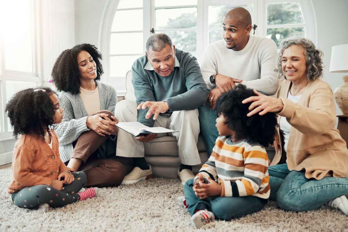 Família reunida na sala de estar contando histórias.