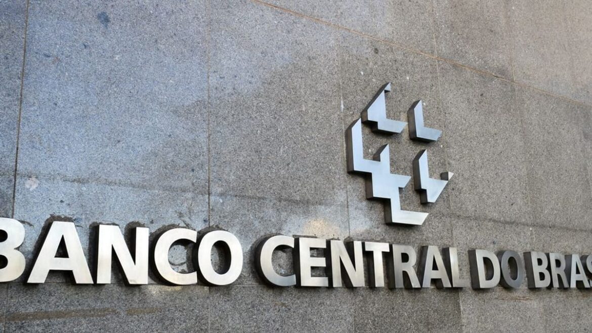 Logotipo do Banco Central em destaque, na fachada do prédio principal, em Brasília/DF.