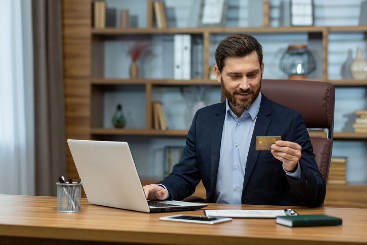 Homem ativando cartão da conta do Itaú Personnalité