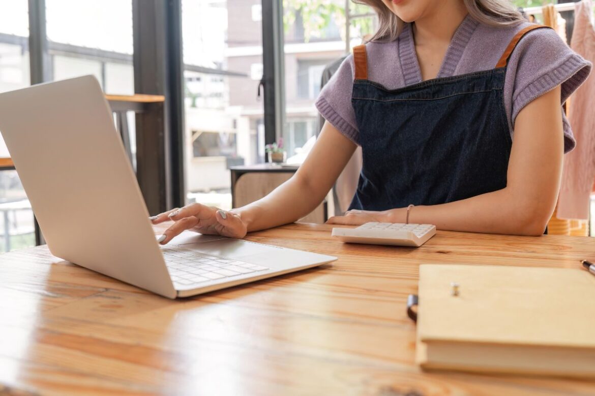 Mulher aprendendo como vender na Shein sem estoque online